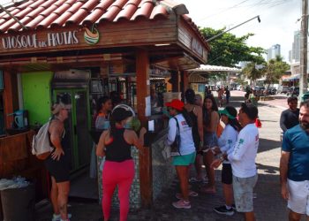 Frequentadores da orla de João Pessoa recebem orientações da Emlur sobre descarte adequado de resíduos