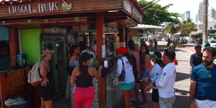 Frequentadores da orla de João Pessoa recebem orientações da Emlur sobre descarte adequado de resíduos