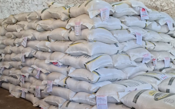 Prefeitura de Cajazeiras inicia distribuição de ração animal para criadores do município na segunda