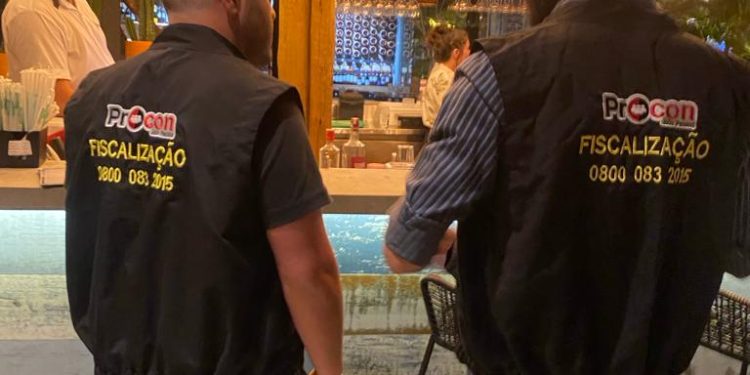 Procon-JP notifica oito estabelecimentos na orla da Capital durante a Operação Happy Hour
