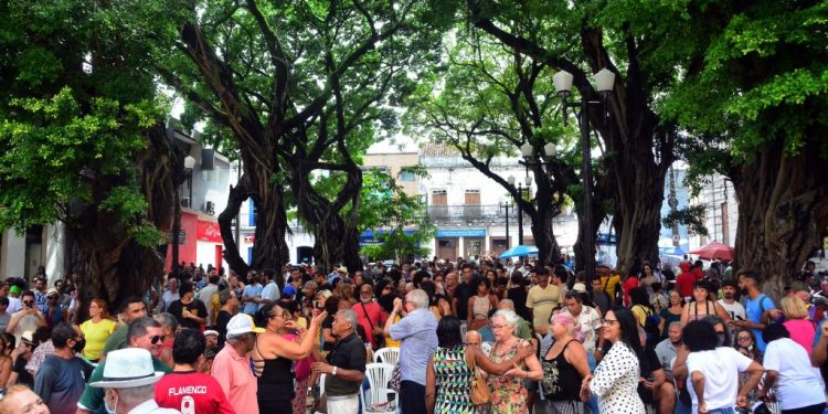Sabadinho Bom recebe Kojak e escolas de samba Malandros do Morro e Pavão de Ouro
