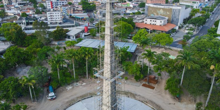 Parque Evaldo Cruz: Obelisco passa por tratamento e pintura para preservação do histórico monumento