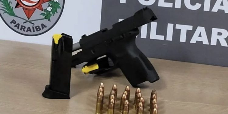 Polícia Militar prende suspeito por porte ilegal de arma de fogo durante blitz em João Pessoa
