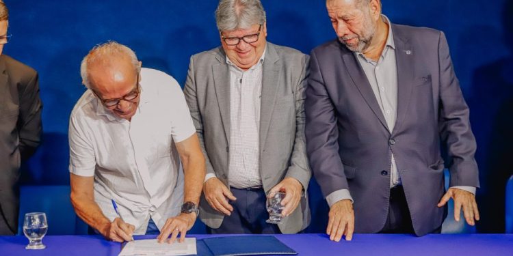 Cícero Lucena assina Termo de Cooperação com Governo do Estado e INSS para facilitar acesso da população aos serviços sociais