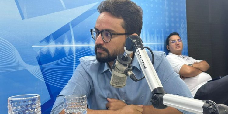 Tendência do PSB é apoiar a reeleição de Cícero com Leo na vice, revela secretário