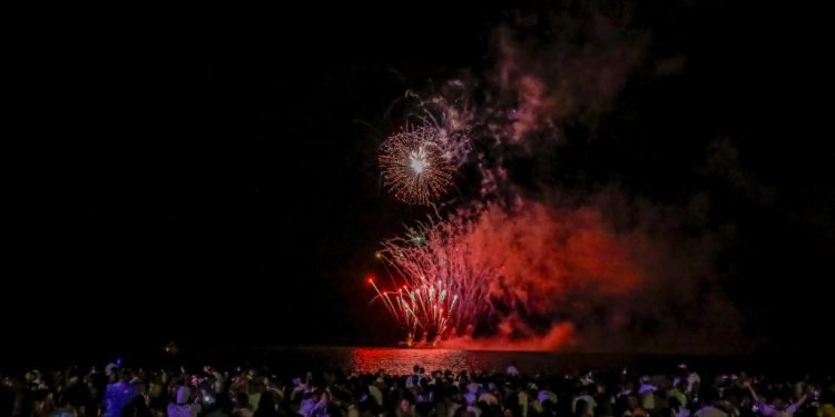 Multidão celebra a chegada de 2024 no Réveillon promovido pela Prefeitura de João Pessoa