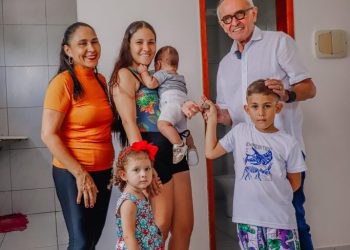 Cícero Lucena entrega chaves dos imóveis para mais duas famílias beneficiadas