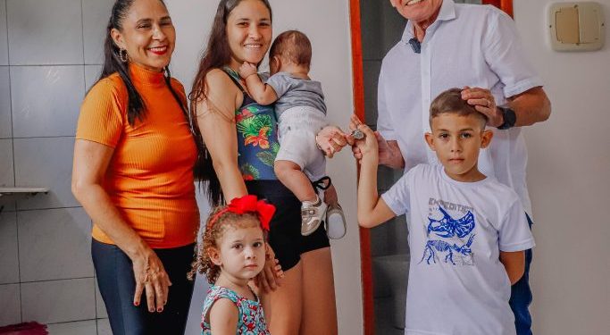Cícero Lucena entrega chaves dos imóveis para mais duas famílias beneficiadas