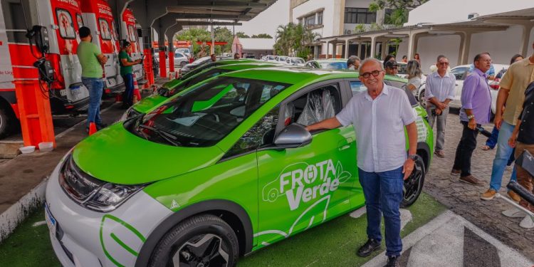 Cícero Lucena entrega primeiros carros elétricos para a frota da Prefeitura de João Pessoa