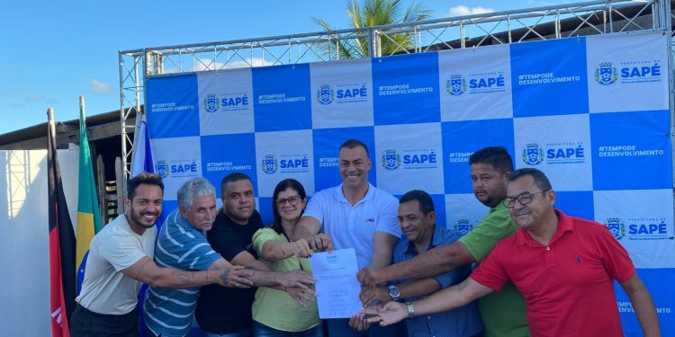Prefeito de Sapé assina ordem de serviço para calçamento da Rua da Prata no Distrito de Renascença