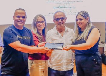 Prefeito empossa novos diretores escolares e destaca retomada do processo democrático na escolha dos gestores
