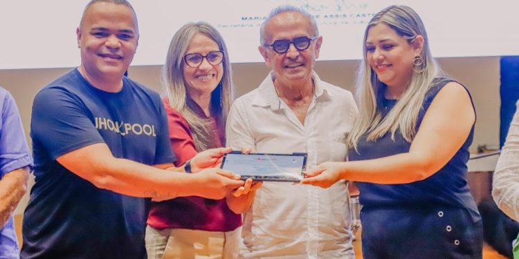 Prefeito empossa novos diretores escolares e destaca retomada do processo democrático na escolha dos gestores