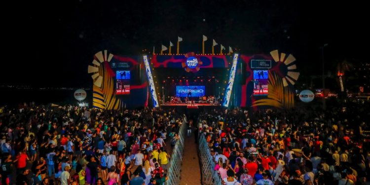 Pessoenses e turistas lotam o Busto de Tamandaré na abertura do Festival Forró Verão