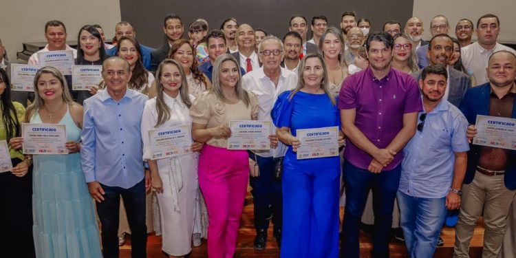 Prefeito dá posse aos novos conselheiros tutelares e destaca importância histórica do elo entre a sociedade e o Poder Público