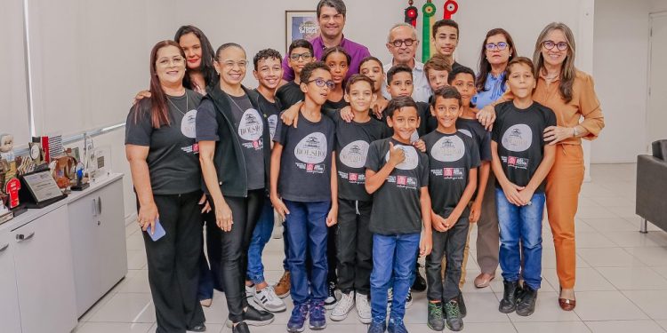Cícero Lucena recebe crianças de João Pessoa que estudam no Ballet Bolshoi e reafirma compromisso da Prefeitura seguir dando apoio aos futuros bailarinos