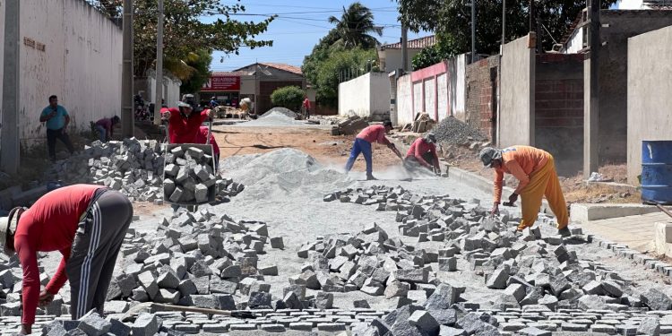 Contrato de mais de 4 milhões e 300 mil reais é assinado para pavimentação de ruas em Patos