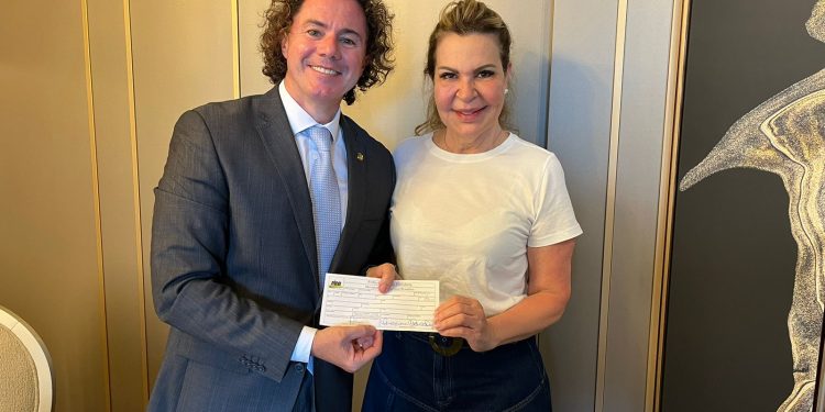 Ao lado de Veneziano, Prefeita de Fagundes assina ficha de filiação e retorna ao MDB