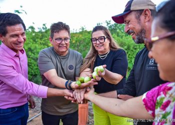 Na Bahia, Adriano Galdino conhece produção do umbu gigante