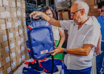 Cícero inicia distribuição do fardamento e kit pedagógico da Rede Municipal de Ensino