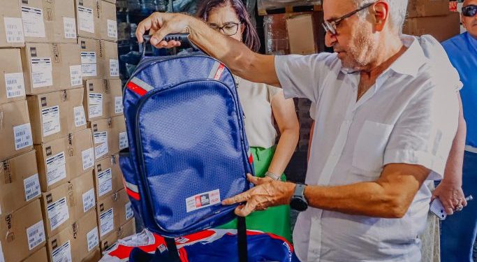 Cícero inicia distribuição do fardamento e kit pedagógico da Rede Municipal de Ensino