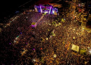 Multidão lota as areias da Praia de Tambaú na terceira noite do Festival Forró Verão