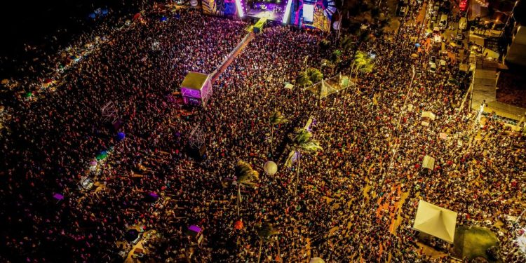 Multidão lota as areias da Praia de Tambaú na terceira noite do Festival Forró Verão