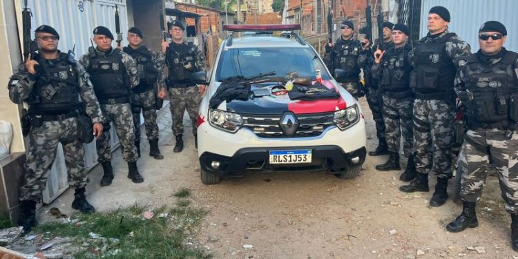 PM desarticula ‘depósito’ do tráfico e apreende armamento com luneta e drogas, em João Pessoa