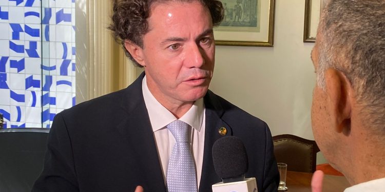 Veneziano destaca a importância de seleção para médicos que irão atuar no Hospital de Amor em Campina Grande; saiba como participar