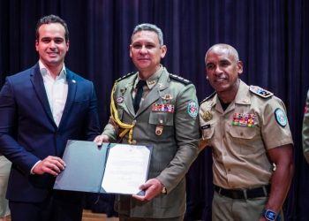 Lucas Ribeiro homenageia veteranos e entrega atos de promoção na Polícia Militar