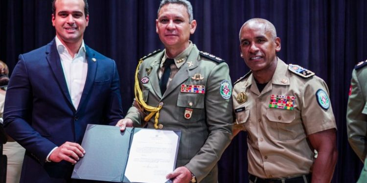 Lucas Ribeiro homenageia veteranos e entrega atos de promoção na Polícia Militar