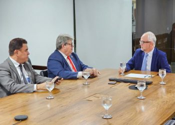 João Azevêdo define metas para iniciar obras do PAC com representantes da Casa Civil, em Brasília
