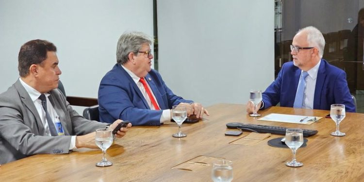 João Azevêdo define metas para iniciar obras do PAC com representantes da Casa Civil, em Brasília