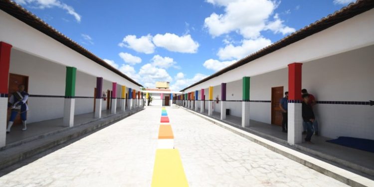 João Azevêdo entrega reforma e ampliação de escolas nos municípios de Alhandra e Sapé