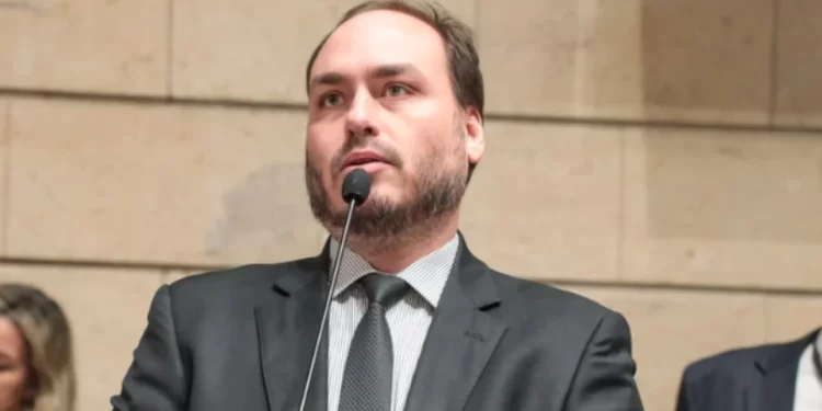 Carlos Bolsonaro é alvo de operação da PF que investiga ações de espionagem da Abin