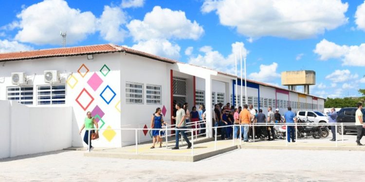 João Azevêdo entrega reforma e ampliação de escolas nos municípios de Alhandra e Sapé