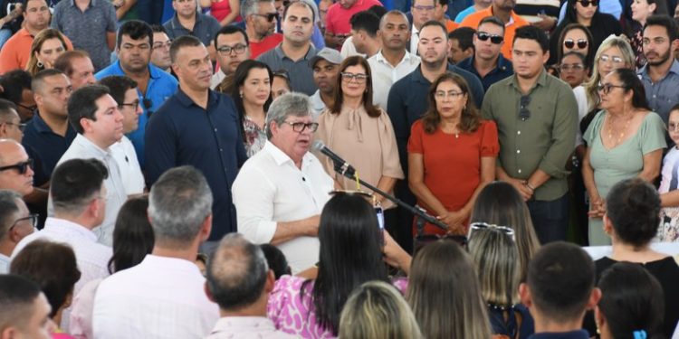 João Azevêdo entrega reforma e ampliação de escolas nos municípios de Alhandra e Sapé