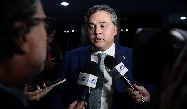 Efraim Filho quer que Pacheco devolva MP da reoneração da folha