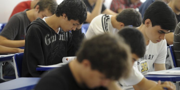 Alunos do 3º ano vão receber incentivo financeiro para fazer Enem