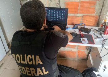 Operação da PF investiga uso de documentos falsos por prefeito paraibano