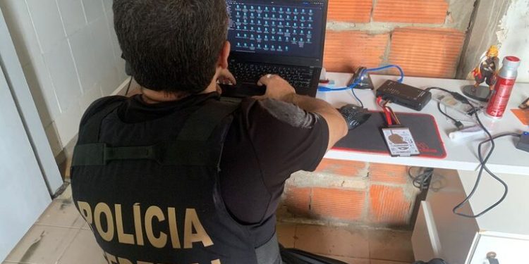 Operação da PF investiga uso de documentos falsos por prefeito paraibano