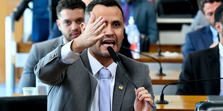 Proposta proíbe partido de pagar salário para político em exercício