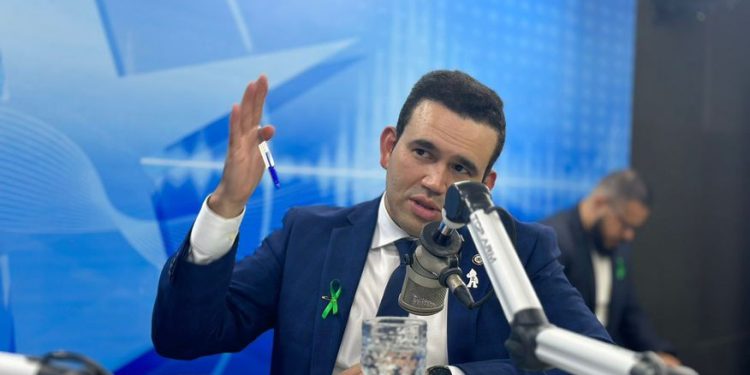 Jhony Bezerra cogita aliança com Romero Rodrigues para as eleições em Campina Grande