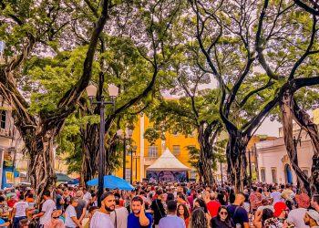 Gitana Pimentel e escolas de samba Unidos do Roger e Independente de Mandacaru animam o Sabadinho Bom