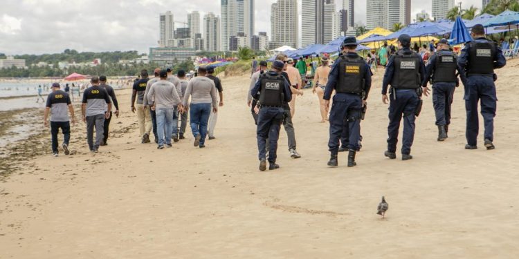 Sedurb intensifica fiscalização para garantir ordenamento de aluguel de guarda-sóis nas praias da Capital