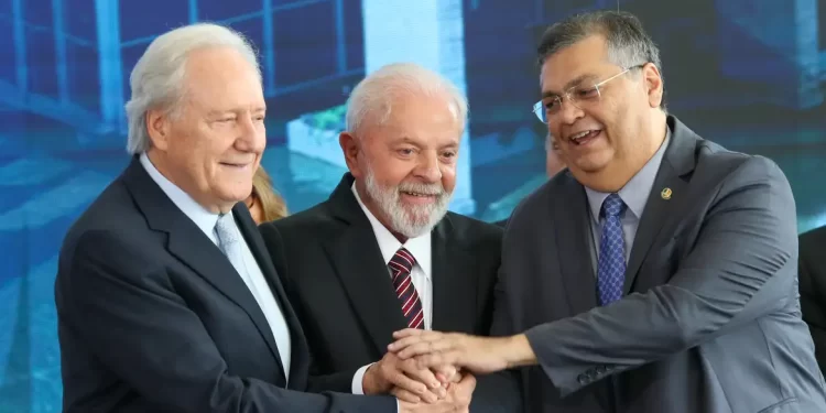 Lula empossa Lewandowski no Ministério da Justiça