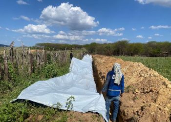Prefeitura de Patos realiza construção de barragem subterrânea que beneficiará famílias do sítio Conceição de Cima