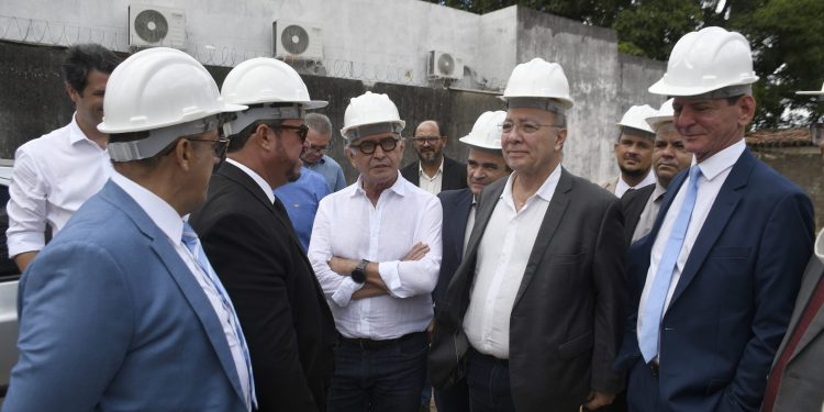 Vereadores, prefeito e secretários municipais visitam obra da nova sede da CMJP