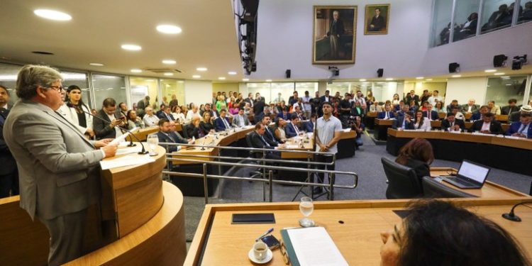 ALPB realiza sessão com mensagem do governador João Azevêdo