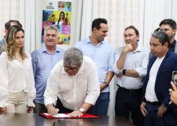 João Azevêdo assina contrato de concessão do Rodoshopping do Cajá