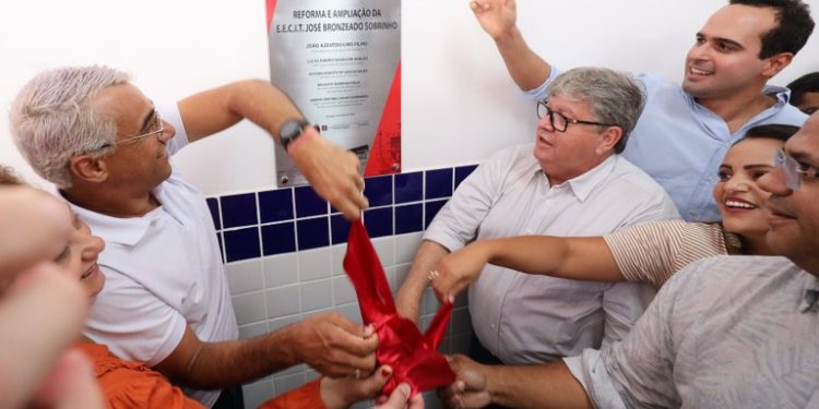 João entrega reforma e ampliação de escola em Remígio e destaca avanços na educação
